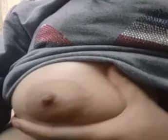 بنوتة مصرية بتفرك في بزازها الملبن لحد ما تجيبهم