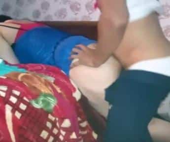 شرموطة مصرية نايمة على السرير وركبت فوقها نيك خلفي يقطع النفس