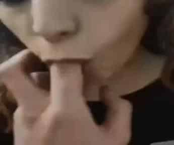 ممحونة مصرية بتمص الزب باحتراف وهو بيلعب في كسها الغرقان