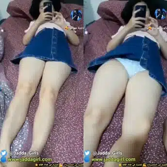 اخ يسحل كلوت اخته وهي تلعب بالهاتف ويفرك كسها
