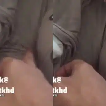 ديوثها يلعب في طيزها ويضرب عشرة عليها