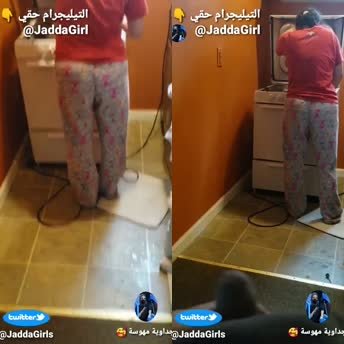 يطلع زبره من ورا امه ويضرب عليها عشرة وهي تغسل وتطبخ